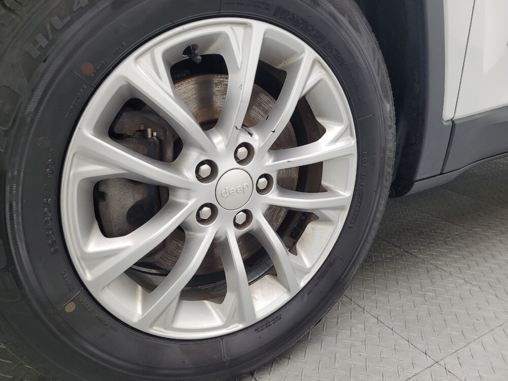 2019 Jeep Cherokee in Jacksonville, FL 32210 - 18090113 31