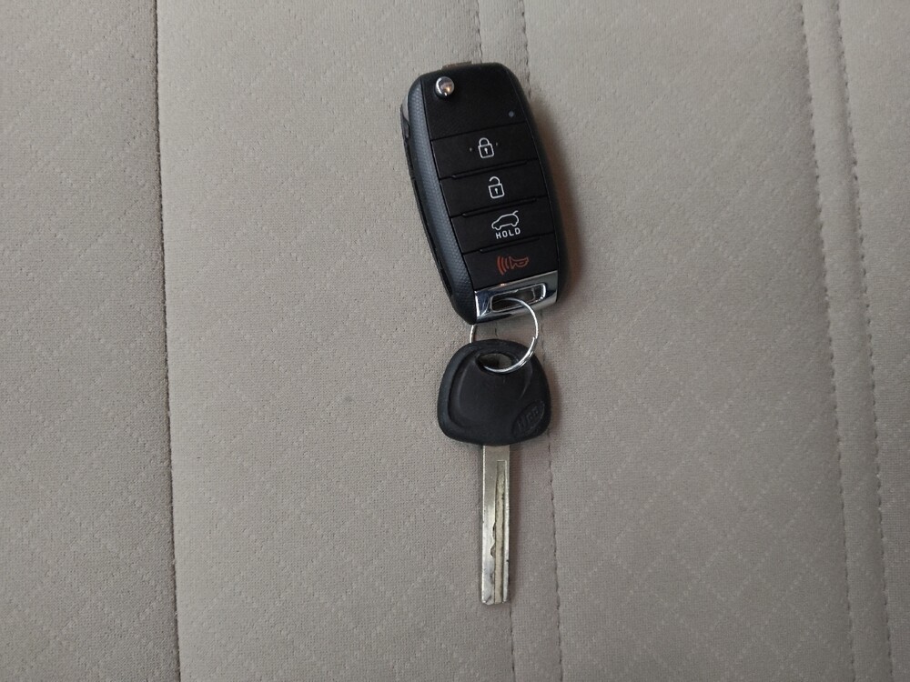 2016 Kia Sorento in Topeka, KS 66611 - 18090171 32