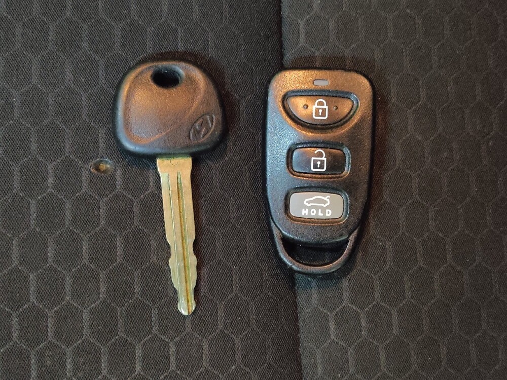 2020 Hyundai Elantra in Greenville, SC 29607 - 18090651 32