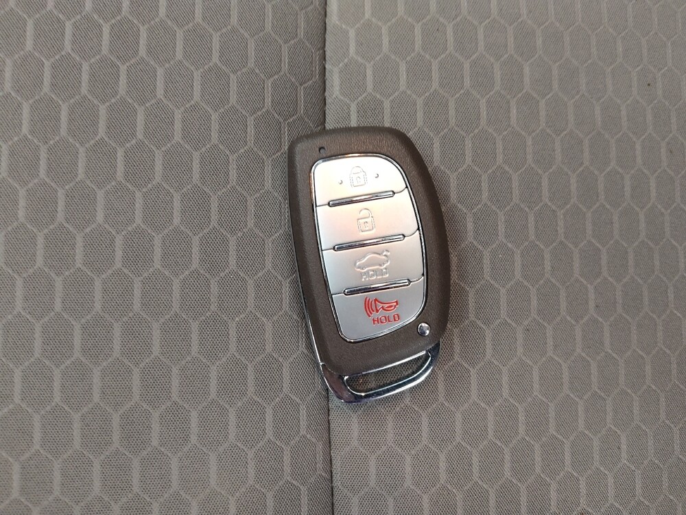 2020 Hyundai Elantra in Topeka, KS 66611 - 18090678 32