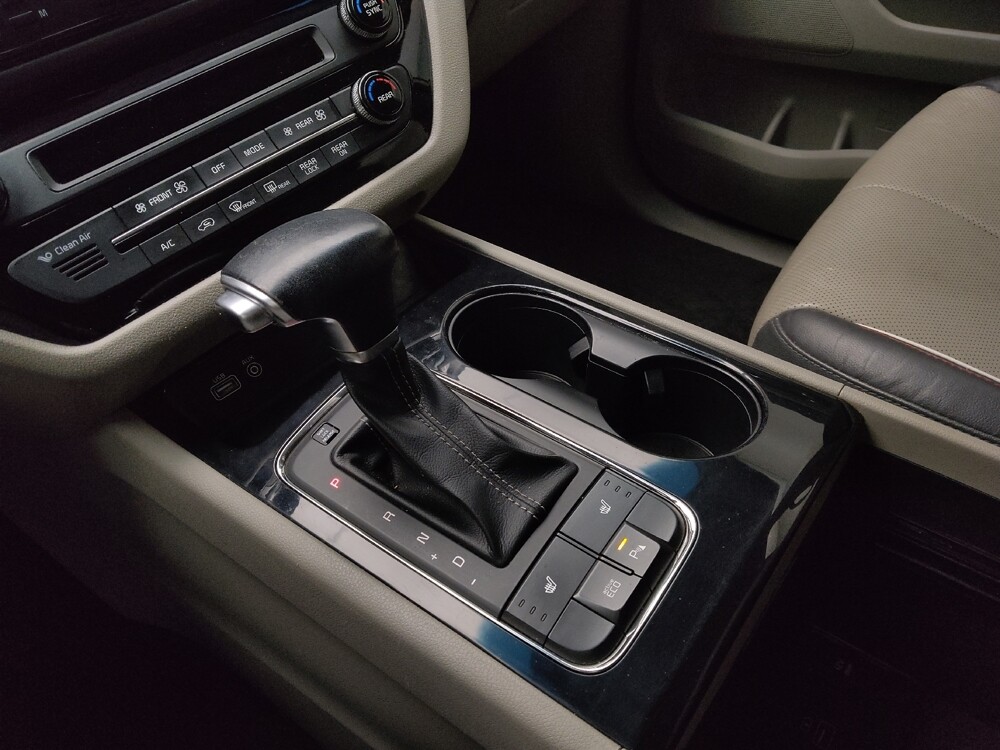 2018 Kia Sedona in Wichita, KS 67207 - 18090712 26