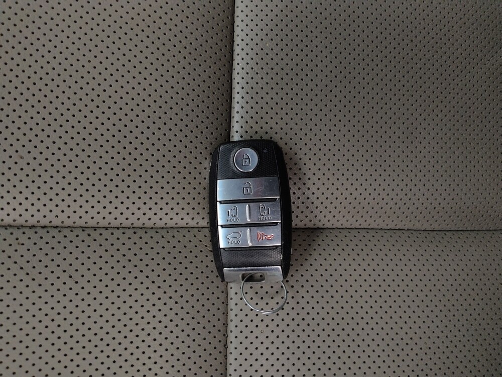 2018 Kia Sedona in Wichita, KS 67207 - 18090712 32