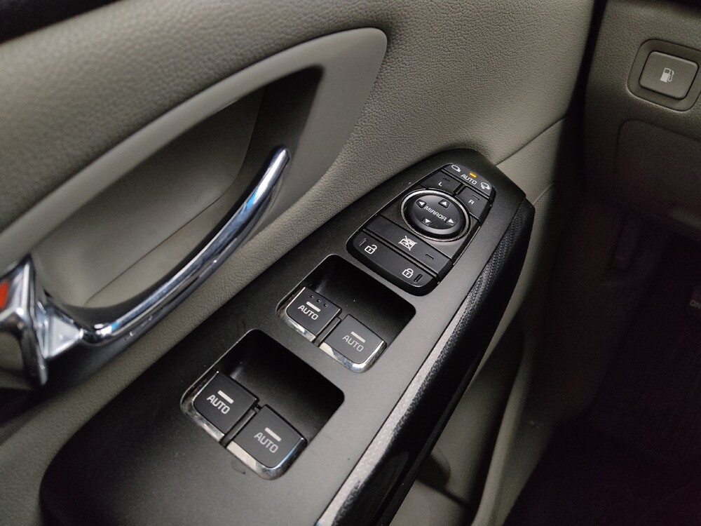 2018 Kia Sedona in Wichita, KS 67207 - 18090712 22