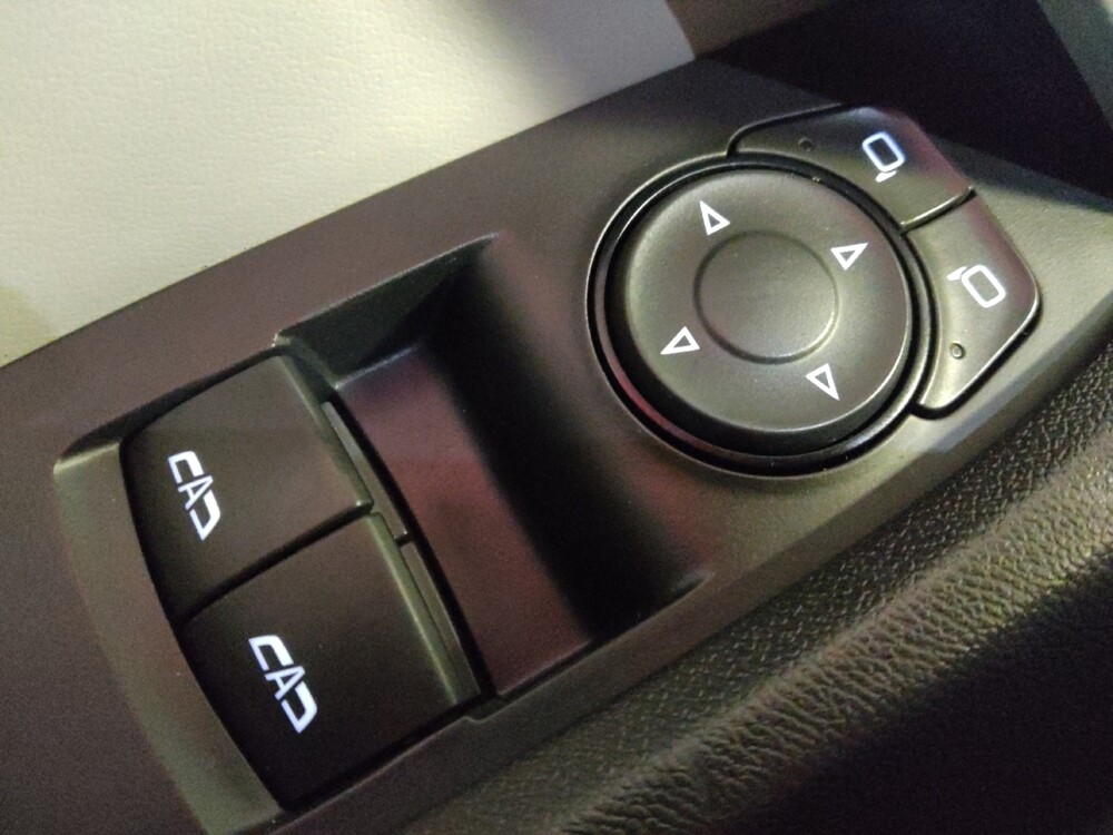 2018 Chevrolet Camaro in Houston, TX 77034 - 18091331 27