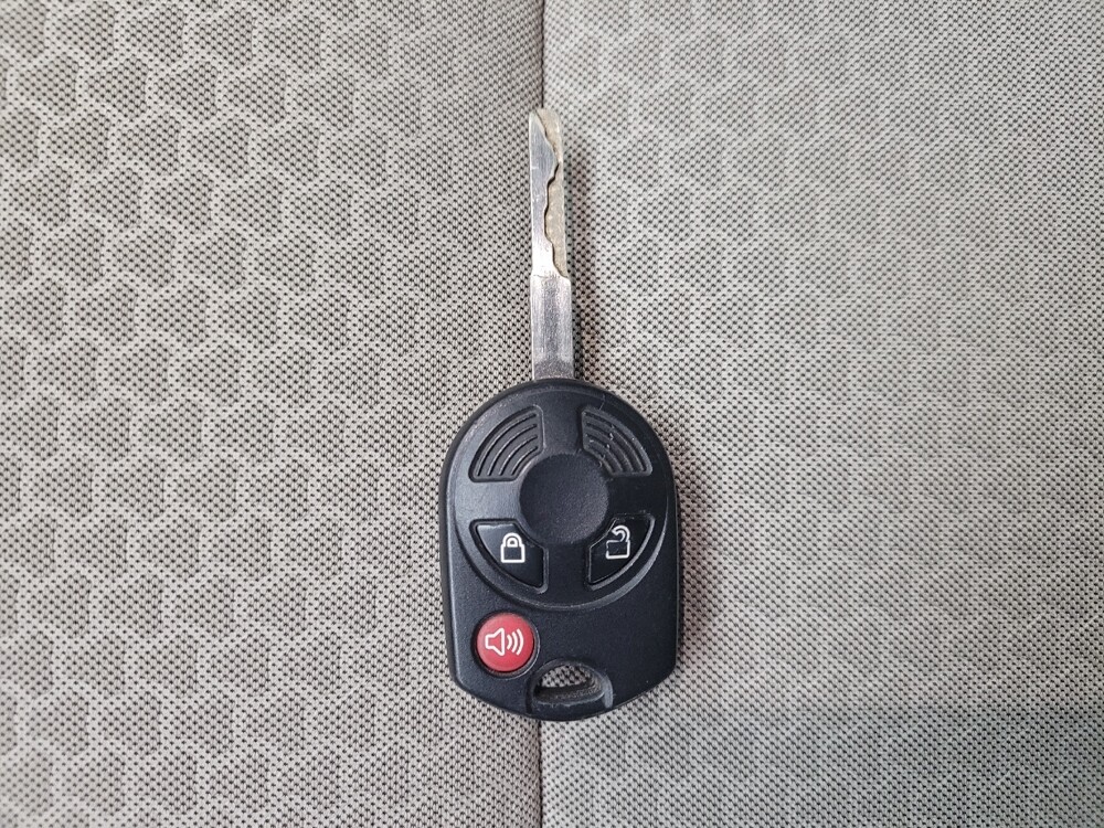 2018 Ford Escape in Taylor, MI 48180 - 18091368 32