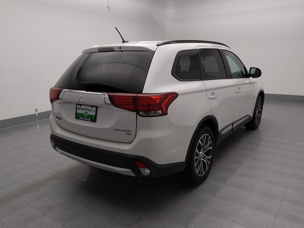 2016 Mitsubishi Outlander in St. Louis, MO 63136 - 18091400 9