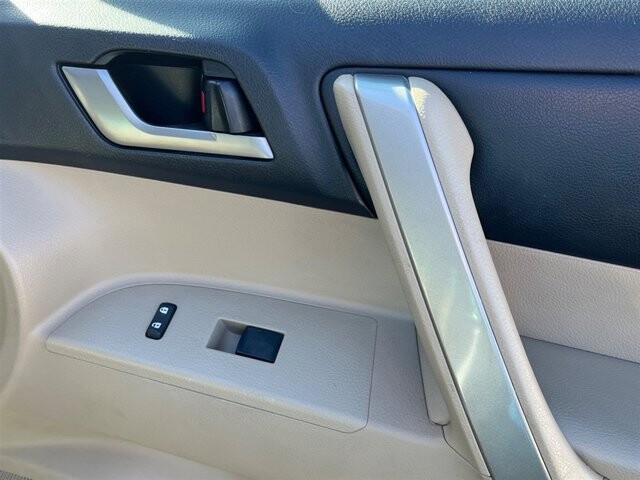 2012 Toyota Highlander in Greenville, SC 29607 - 18091486 15