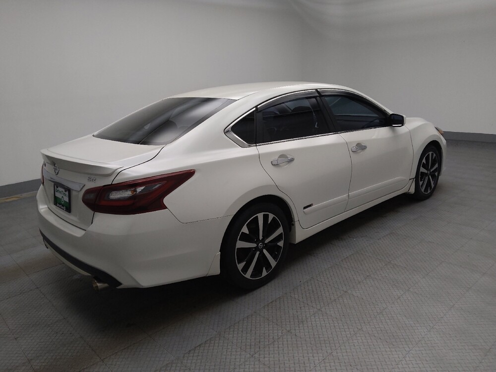 2018 Nissan Altima in Lombard, IL 60148 - 18091682 10