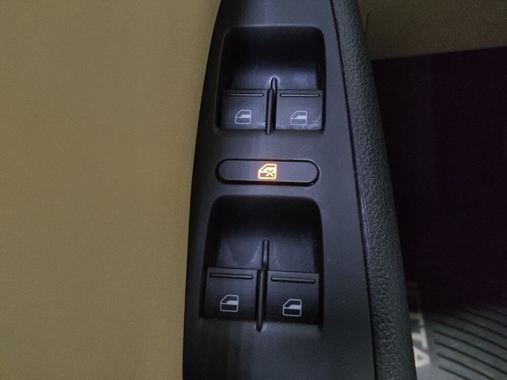 2017 Volkswagen Jetta in Morrow, GA 30260 - 18091776 27