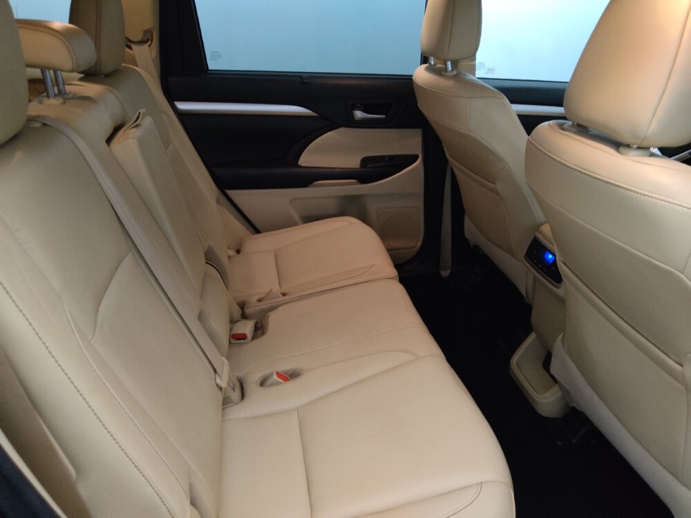 2018 Toyota Highlander in New Castle, DE 19720 - 18091881 19