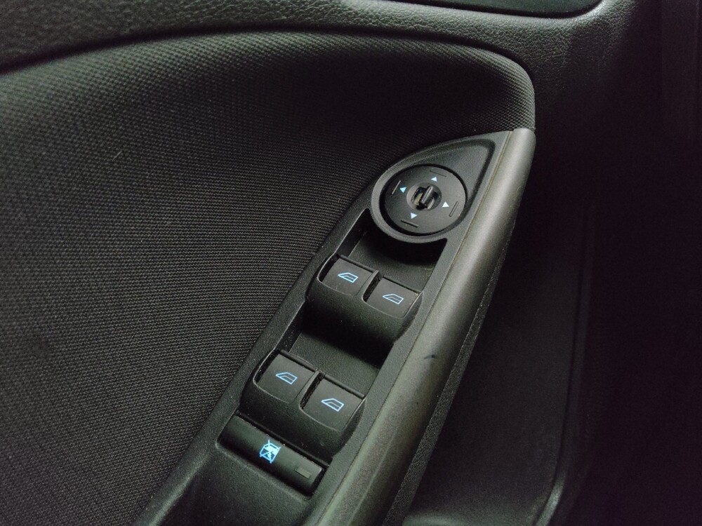 2017 Ford Focus in St. Louis, MO 63136 - 18091892 27