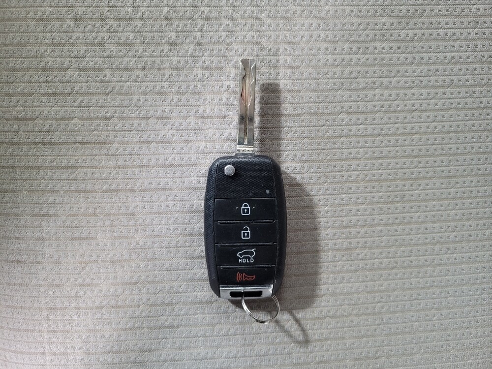 2016 Kia Sedona in Pittsburgh, PA 15236 - 18092095 32