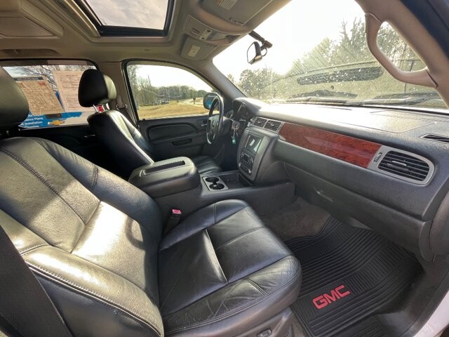 2010 GMC Yukon XL in Flowery Branch, GA 30542 - 18092241 8