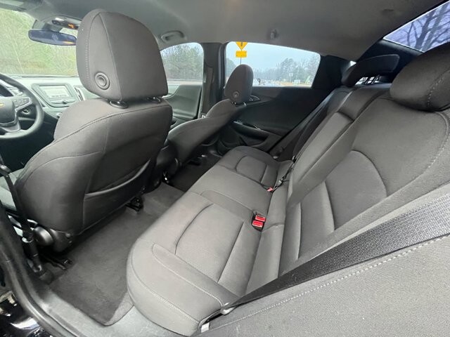 2018 Chevrolet Malibu in Flowery Branch, GA 30542 - 18092243 10