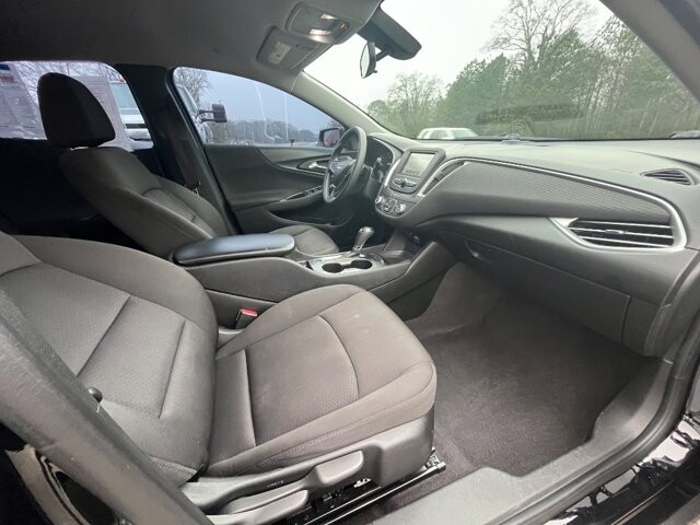 2018 Chevrolet Malibu in Flowery Branch, GA 30542 - 18092243 8