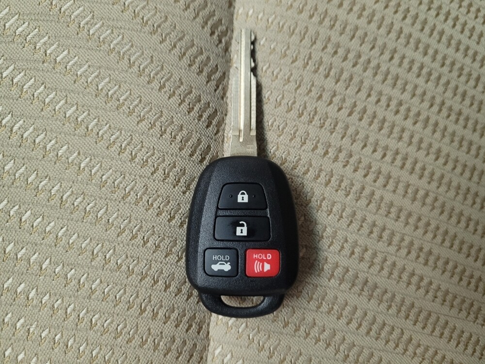 2016 Toyota Camry in Fresno, CA 93726 - 18092340 32