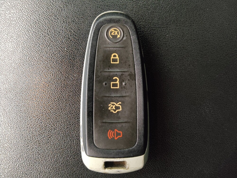 2017 Ford Taurus in Live Oak, TX 78233 - 18092441 32