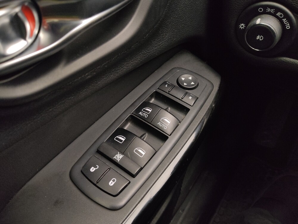 2019 Jeep Cherokee in Wichita, KS 67207 - 18092568 27