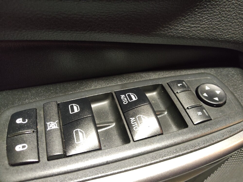 2019 Jeep Cherokee in Tampa, FL 33619 - 18092697 27