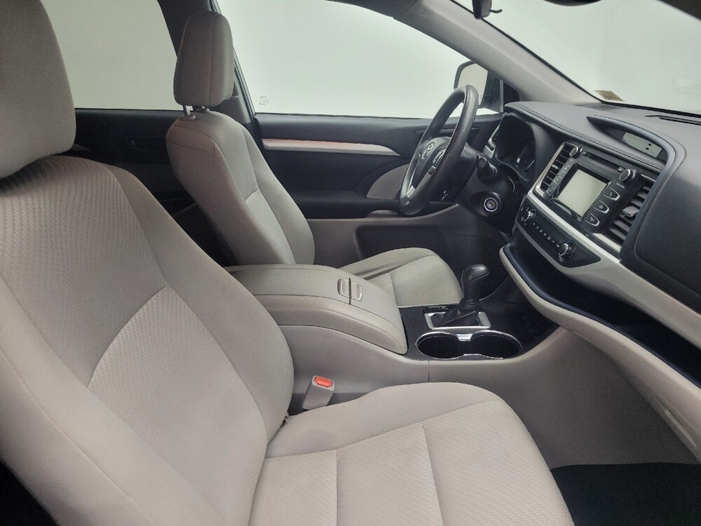 2019 Toyota Highlander in Mishawaka, IN 46545 - 18092858 21