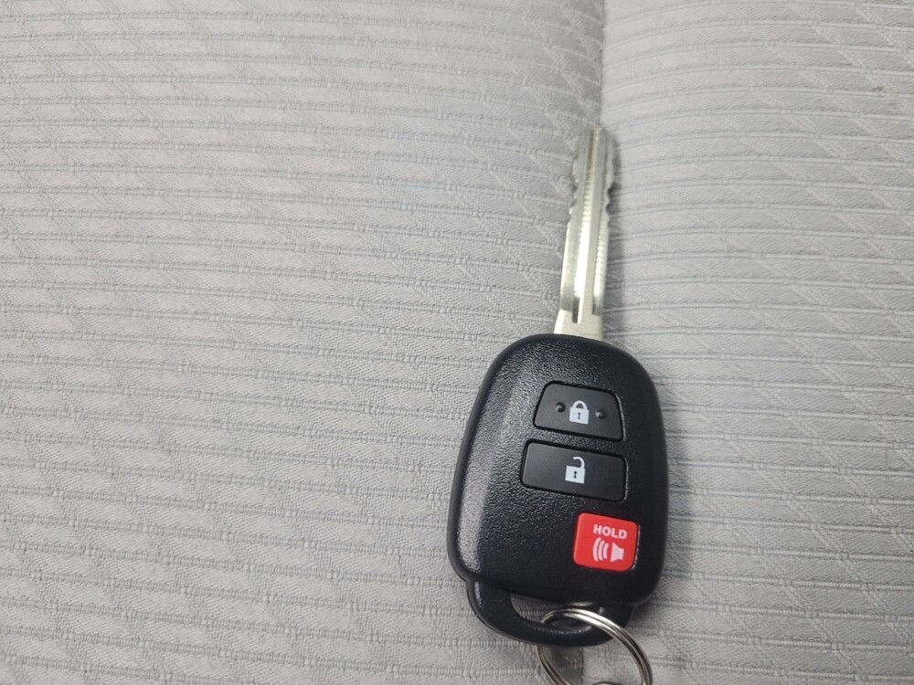 2019 Toyota Highlander in Mishawaka, IN 46545 - 18092858 32