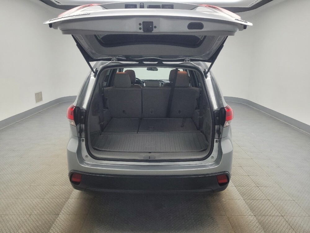 2019 Toyota Highlander in Mishawaka, IN 46545 - 18092858 29