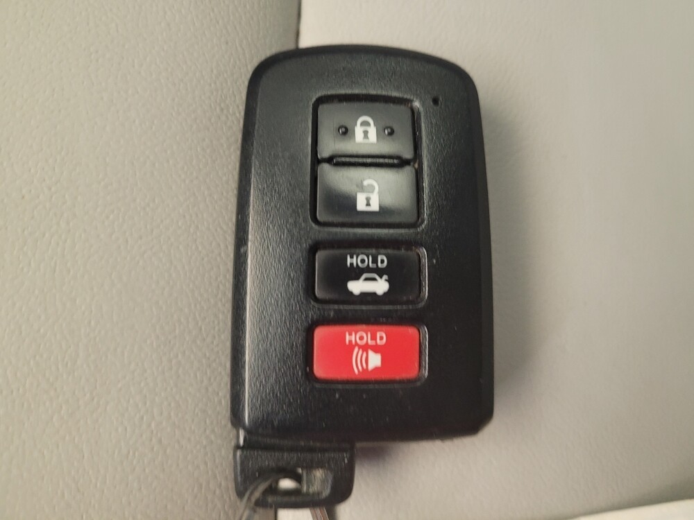 2017 Toyota Camry in Fairfield, OH 45014 - 18092991 32