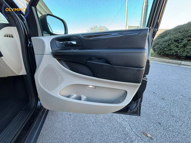 2020 Dodge Grand Caravan in Decatur, GA 30032 - 18093001 44