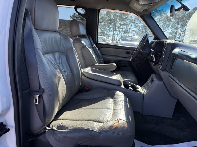 2001 Chevrolet Suburban in Hickory, NC 28602-5144 - 18093015 9