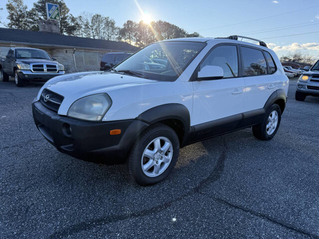2005 Hyundai Tucson in Hickory, NC 28602-5144 - 18093020 8