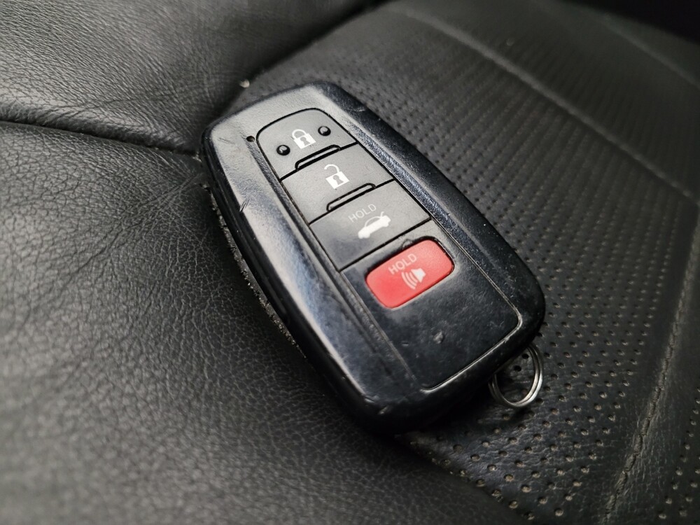 2018 Toyota Camry in Glendale, AZ 85301 - 18093095 32