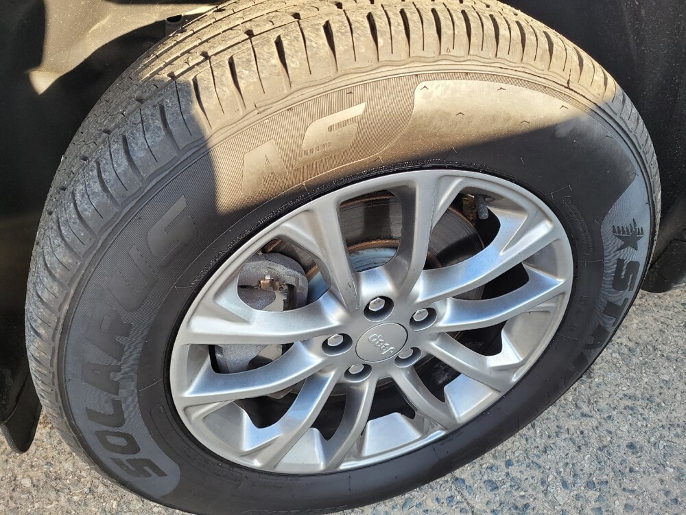 2019 Jeep Cherokee in Columbia, SC 29210 - 18093149 31