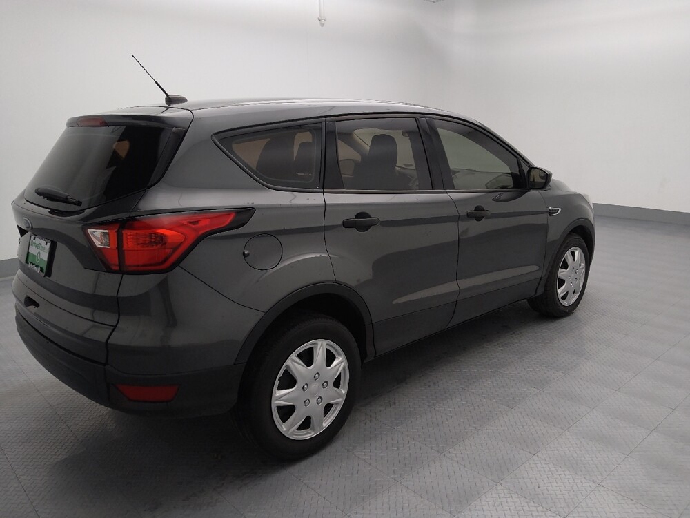 2019 Ford Escape in Topeka, KS 66611 - 18093266 10