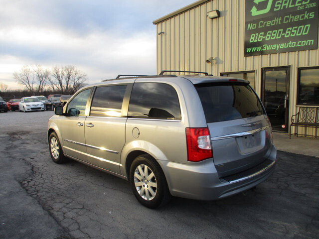 2016 Chrysler Town & Country in Oak Grove, MO 64075 - 18093429 7