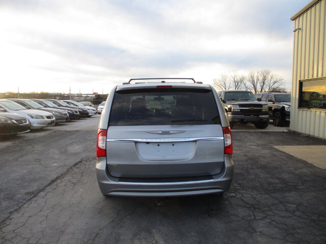 2016 Chrysler Town & Country in Oak Grove, MO 64075 - 18093429 6
