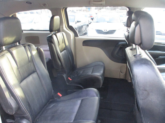 2016 Chrysler Town & Country in Oak Grove, MO 64075 - 18093429 12