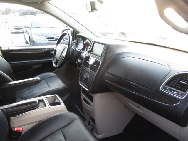 2016 Chrysler Town & Country in Oak Grove, MO 64075 - 18093429 10