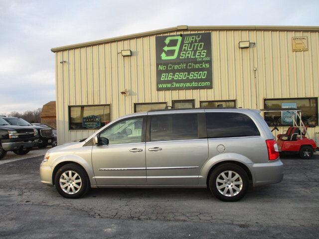 2016 Chrysler Town & Country in Oak Grove, MO 64075 - 18093429 8
