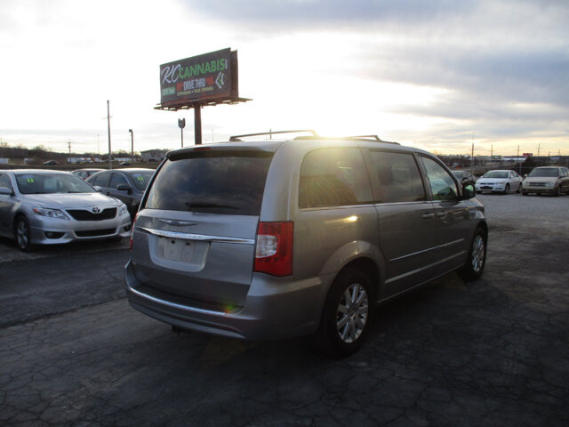 2016 Chrysler Town & Country in Oak Grove, MO 64075 - 18093429 5