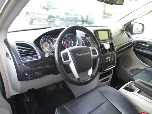 2016 Chrysler Town & Country in Oak Grove, MO 64075 - 18093429 9