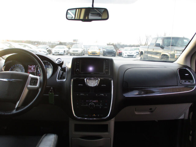 2016 Chrysler Town & Country in Oak Grove, MO 64075 - 18093429 11