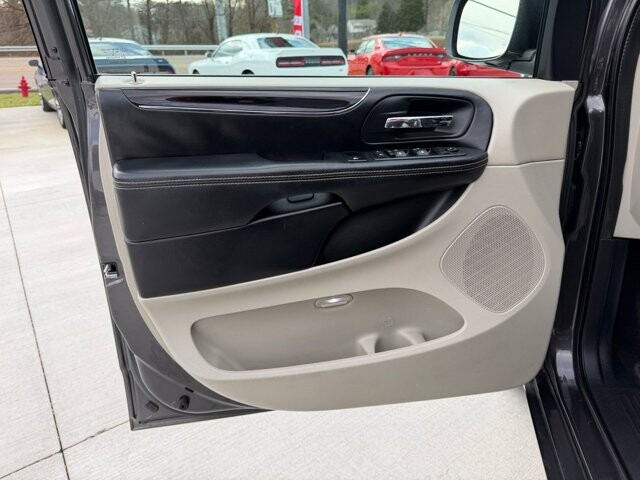 2017 Dodge Grand Caravan in Knoxville, TN 37920 - 18093437 6