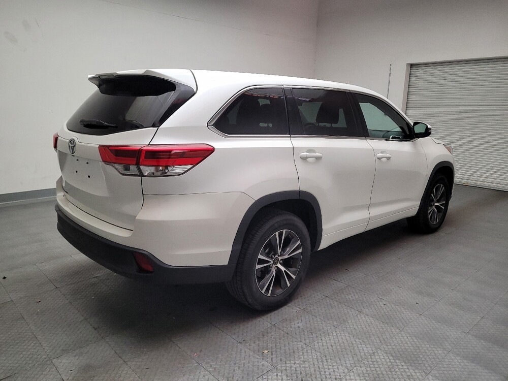 2018 Toyota Highlander in Downey, CA 90241 - 18093477 9