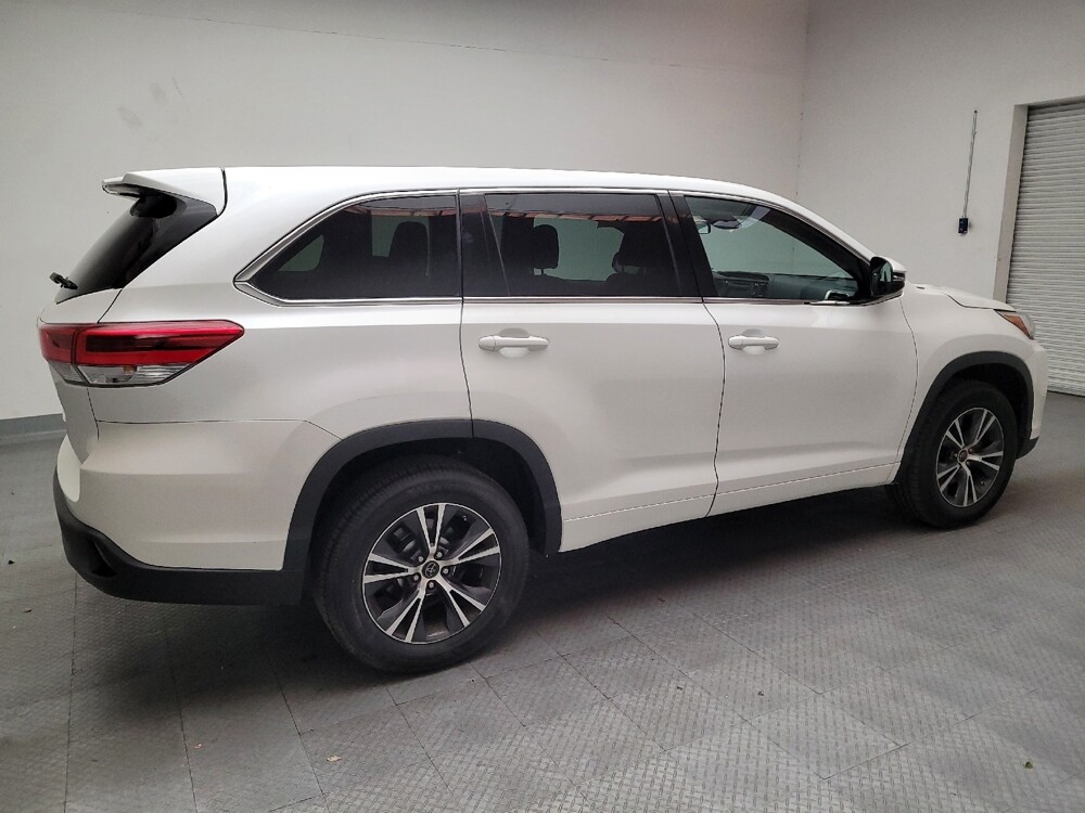 2018 Toyota Highlander in Downey, CA 90241 - 18093477 10