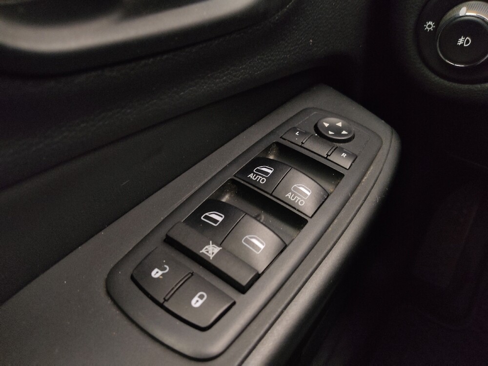 2019 Jeep Cherokee in Gladstone, MO 64118 - 18093479 27