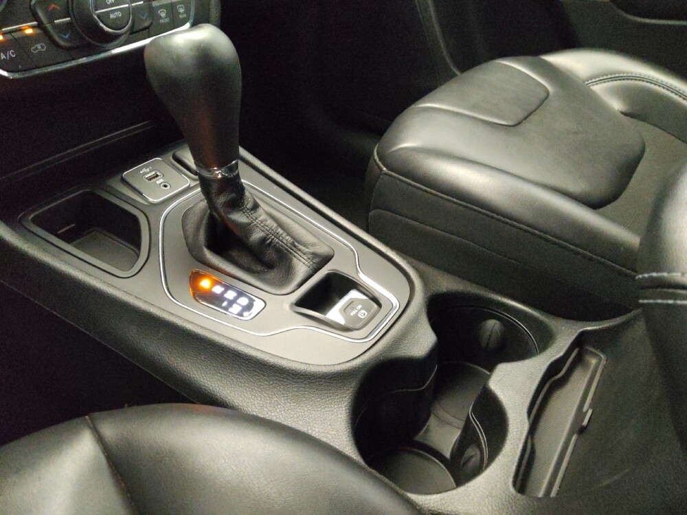 2019 Jeep Cherokee in Glendale, AZ 85301 - 18093784 26