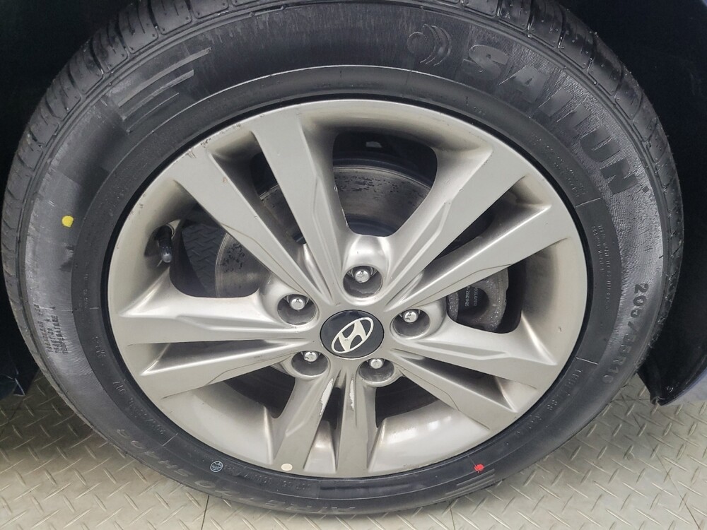 2017 Hyundai Elantra in Indianapolis, IN 46222 - 18093816 31