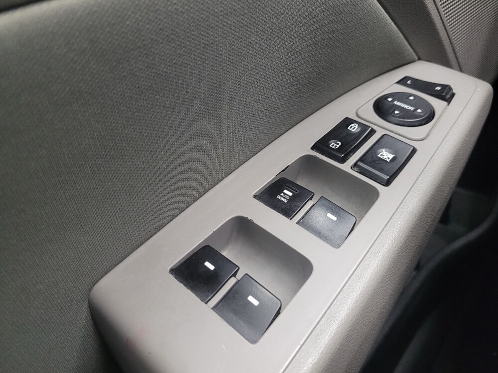 2017 Hyundai Elantra in Indianapolis, IN 46222 - 18093816 27