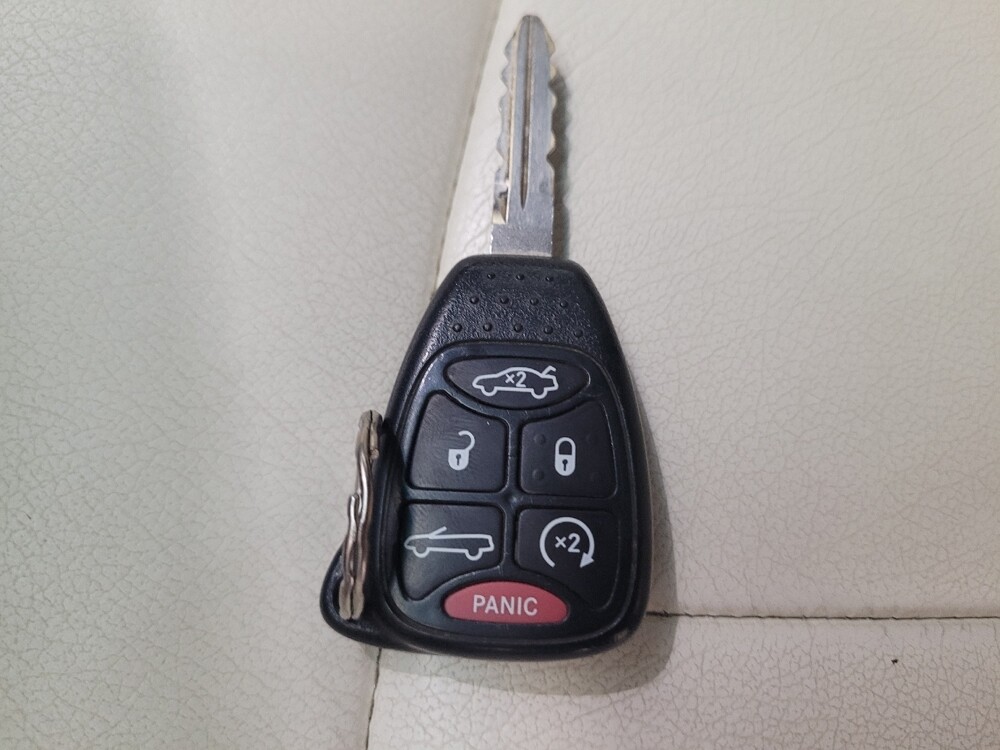 2014 Chrysler 200 in Downey, CA 90241 - 18093920 32