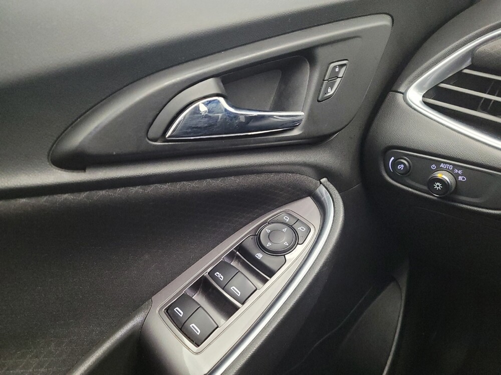 2021 Chevrolet Malibu in Cincinnati, OH 45255 - 18093978 27